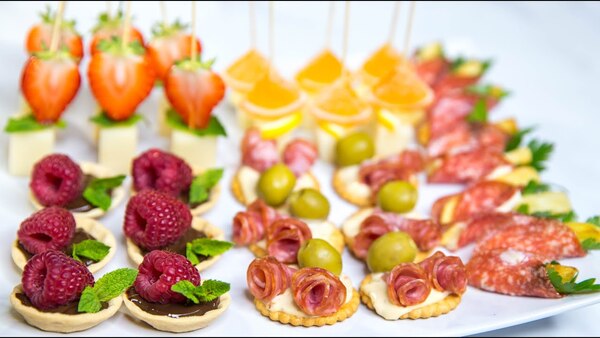Frisches Obst und Brot auf einem Holzbrett